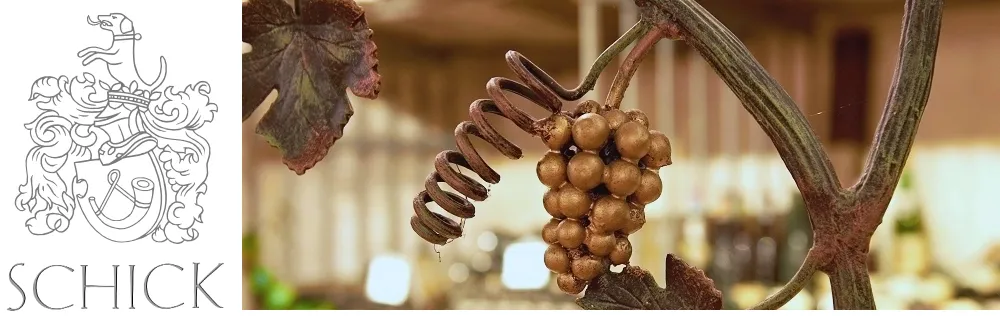 Kunstvolles Weinranken-Schmiedeeisen in der Vinothek des Weinguts A. Schick